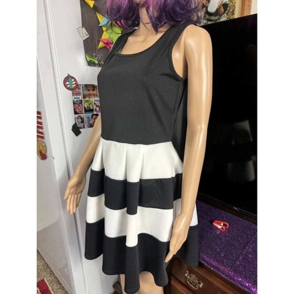 -DRESS WOMANS Crystal Sky Black And White Wide Stripe Knee Length Dress Size 11 - Picture 2 of 4